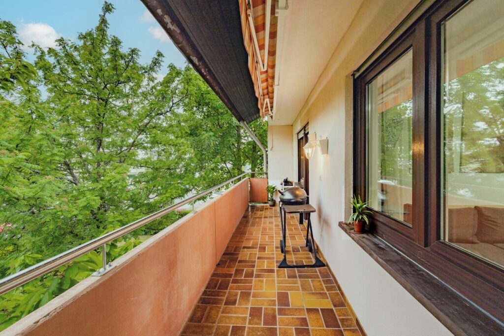 Südbalkon mit Sicht auf Bäume