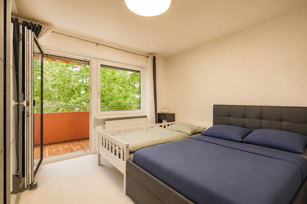 Schlafzimmer mit Balkonzugang