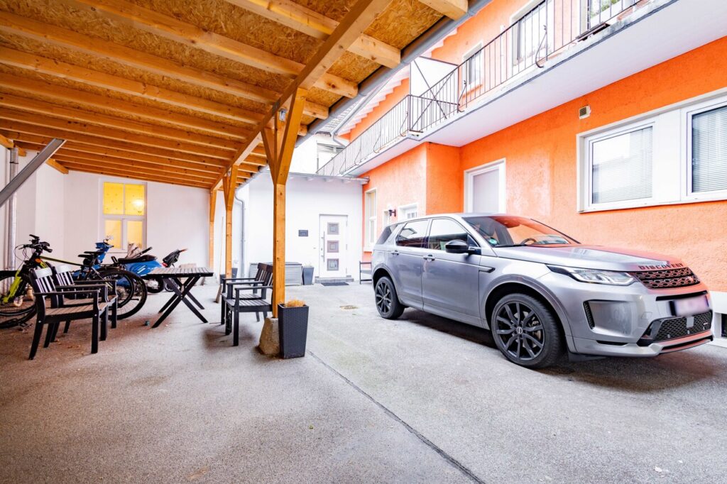 Parkplatz vor dem Eingang