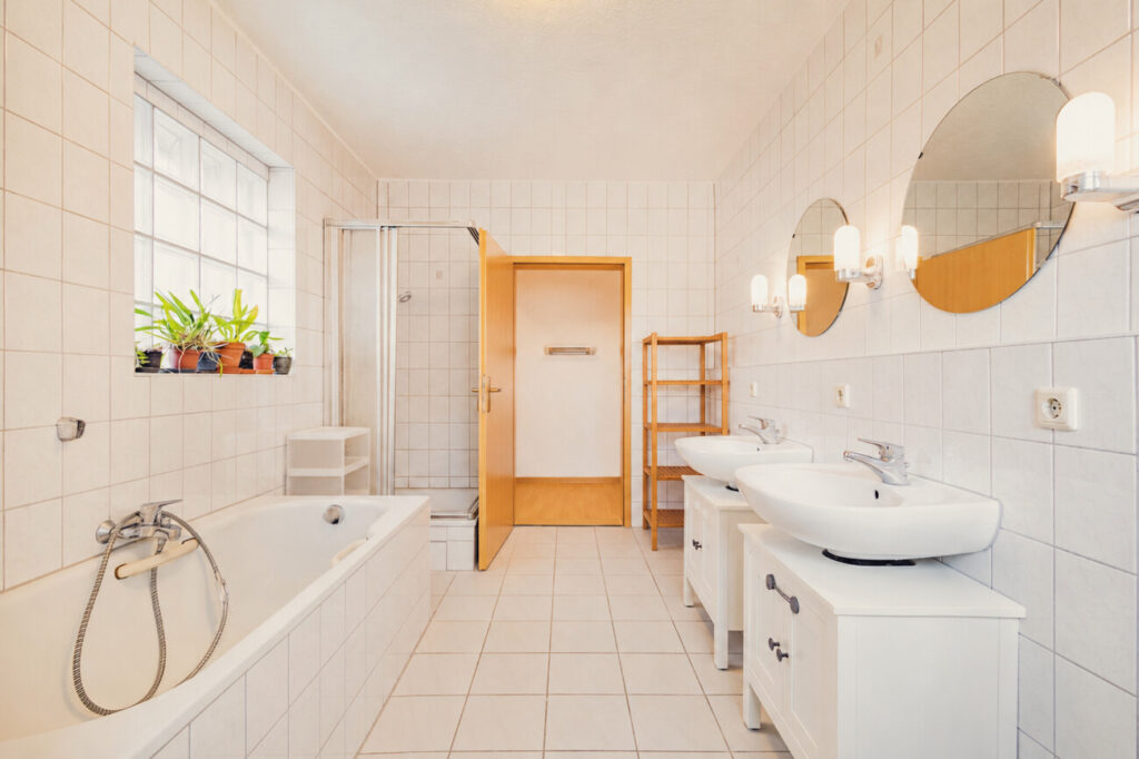 Mit Badewanne und Dusche