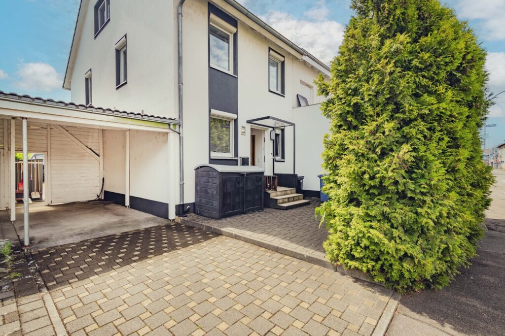 Carport und Eingang