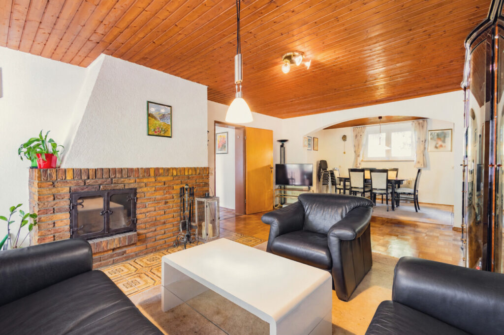 Wohnzimmer mit Kamin