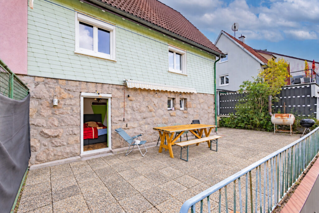 Terrasse mit Natursteinwand