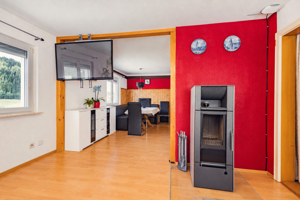 Wohnzimmer mit Holzofen